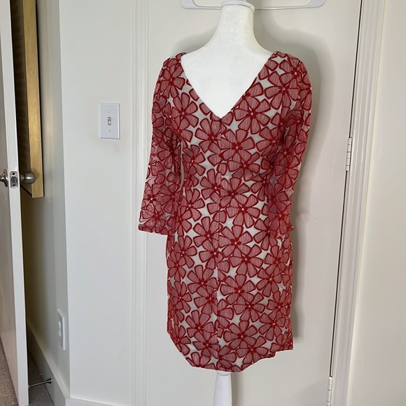 Diane Von Furstenberg red floral embroidered shift dress, size 6! - Picture 3 of 8